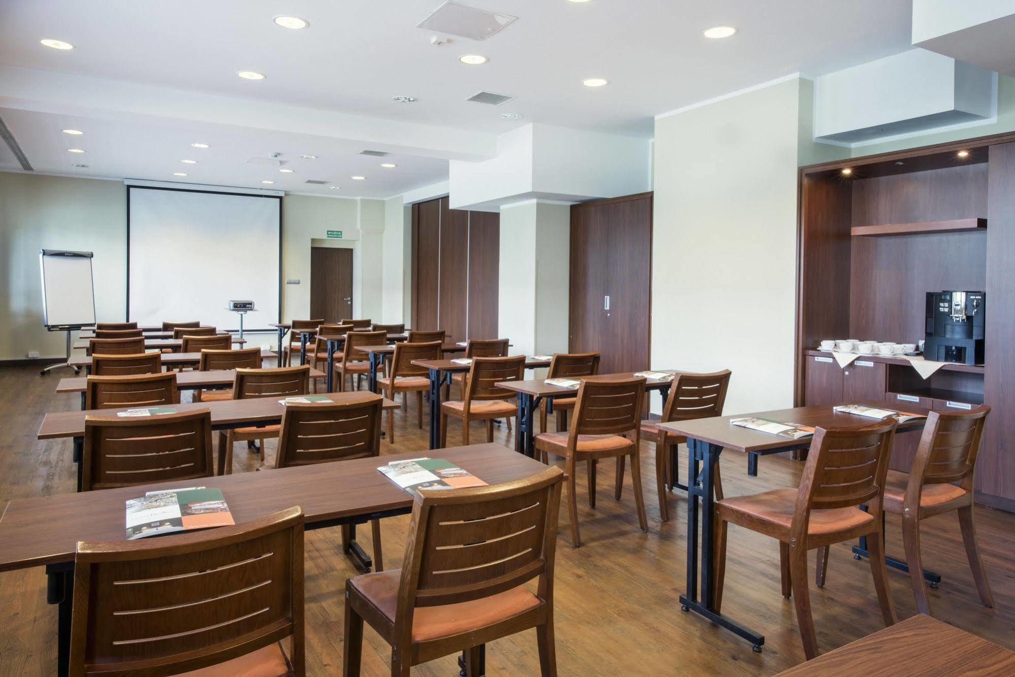 Desilva Inn Katowice Airport Pyrzowice Bagian luar foto